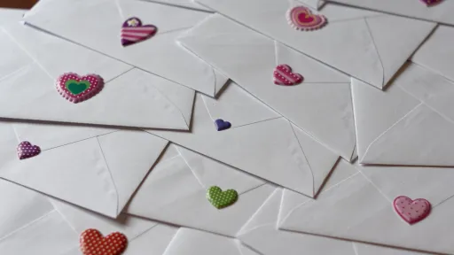 Change d'adresse. Enveloppes blanches décorées de cœurs colorés.