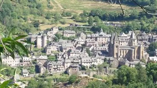 Conques en Rouergue. Ville médiévale et sainte au milieu d'une vallée verdoyante.