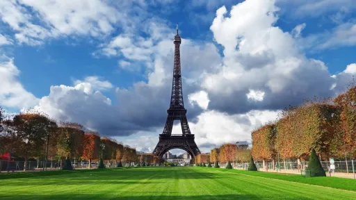Chipway au SymfonyCon Paris 2015. Tour Eiffel sous un ciel nuageux, entour&eacute;e de verdure et d'arbres d'automne.